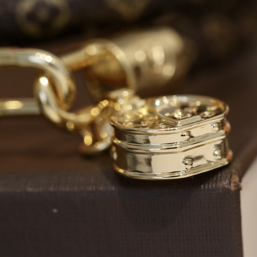 exquisite lock leather bracelet exquisite lock leather bracelet