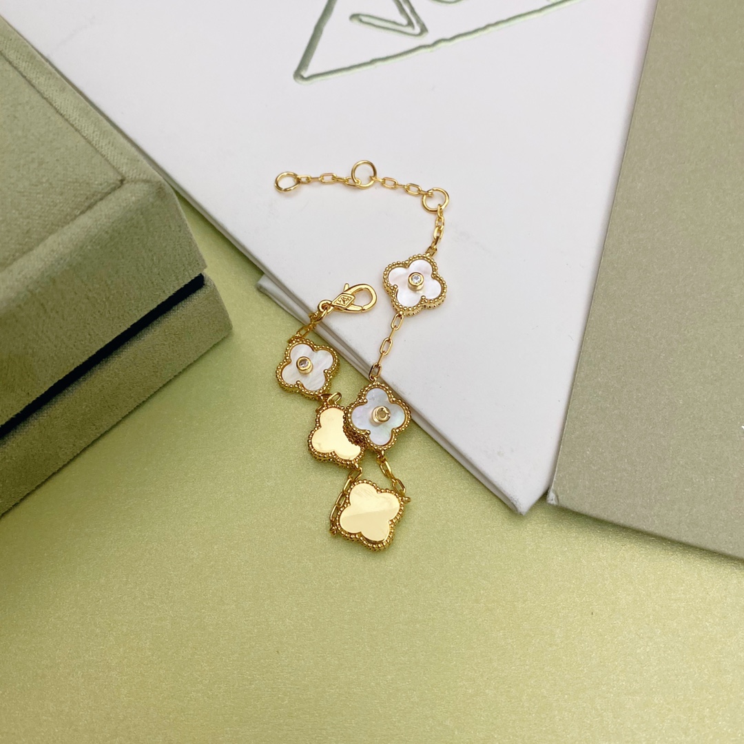 classic white four leaf clover bracelet classic white four leaf clover bracelet