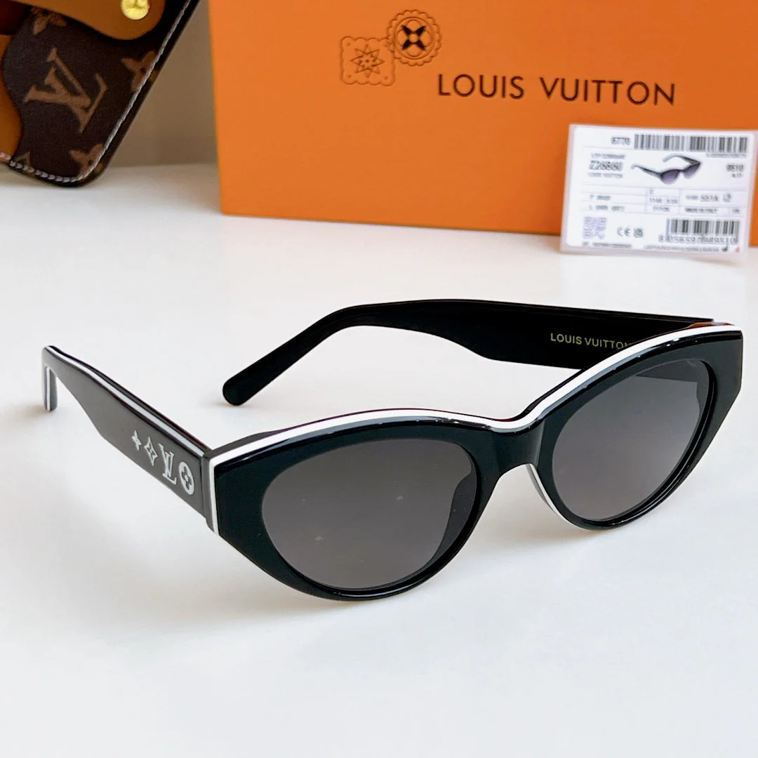 a classic shape with a striking contrast of colors, highlighting the ingenuity of the design a classic shape with a striking contrast of colors, highlighting the ingenuity of the design