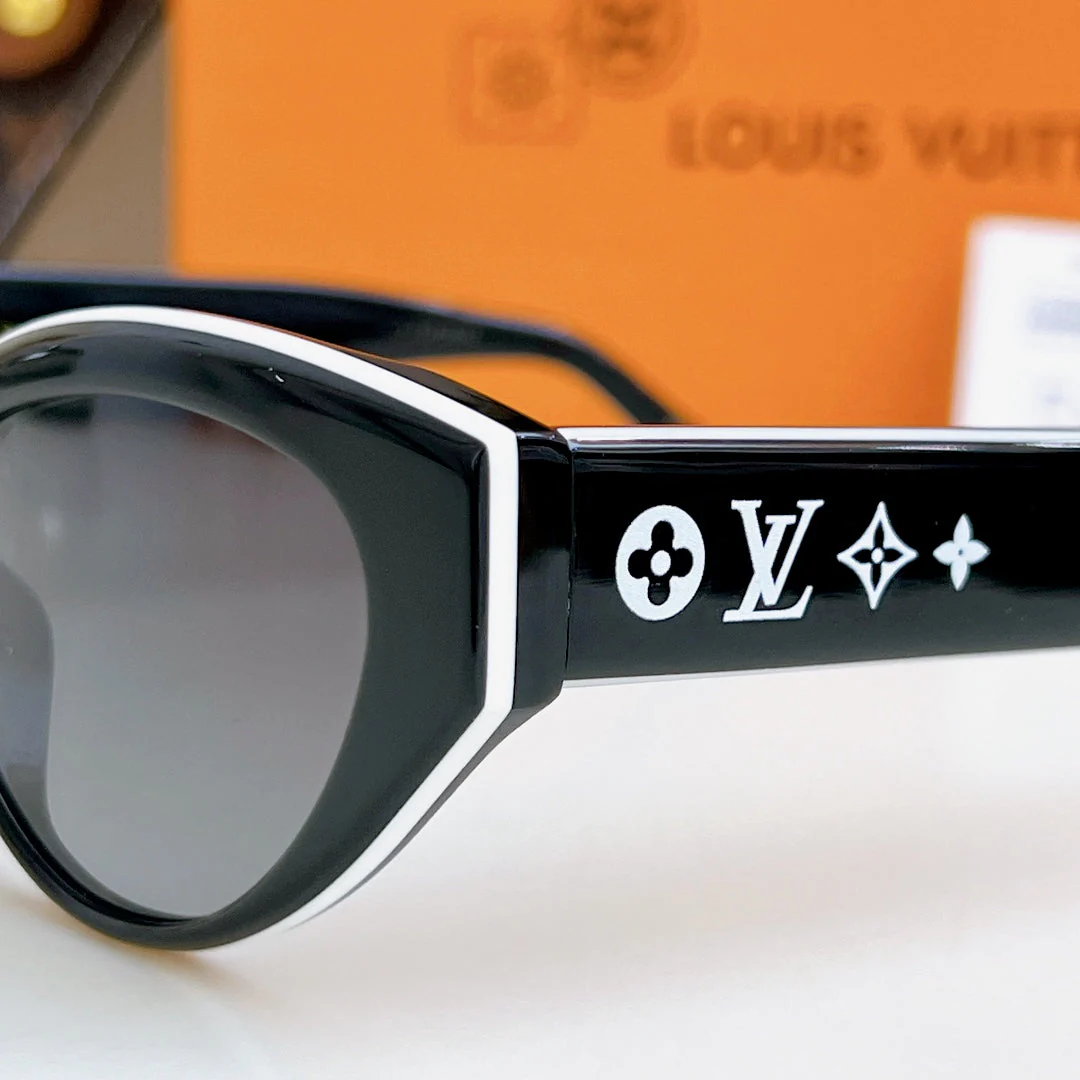 a classic shape with a striking contrast of colors, highlighting the ingenuity of the design a classic shape with a striking contrast of colors, highlighting the ingenuity of the design