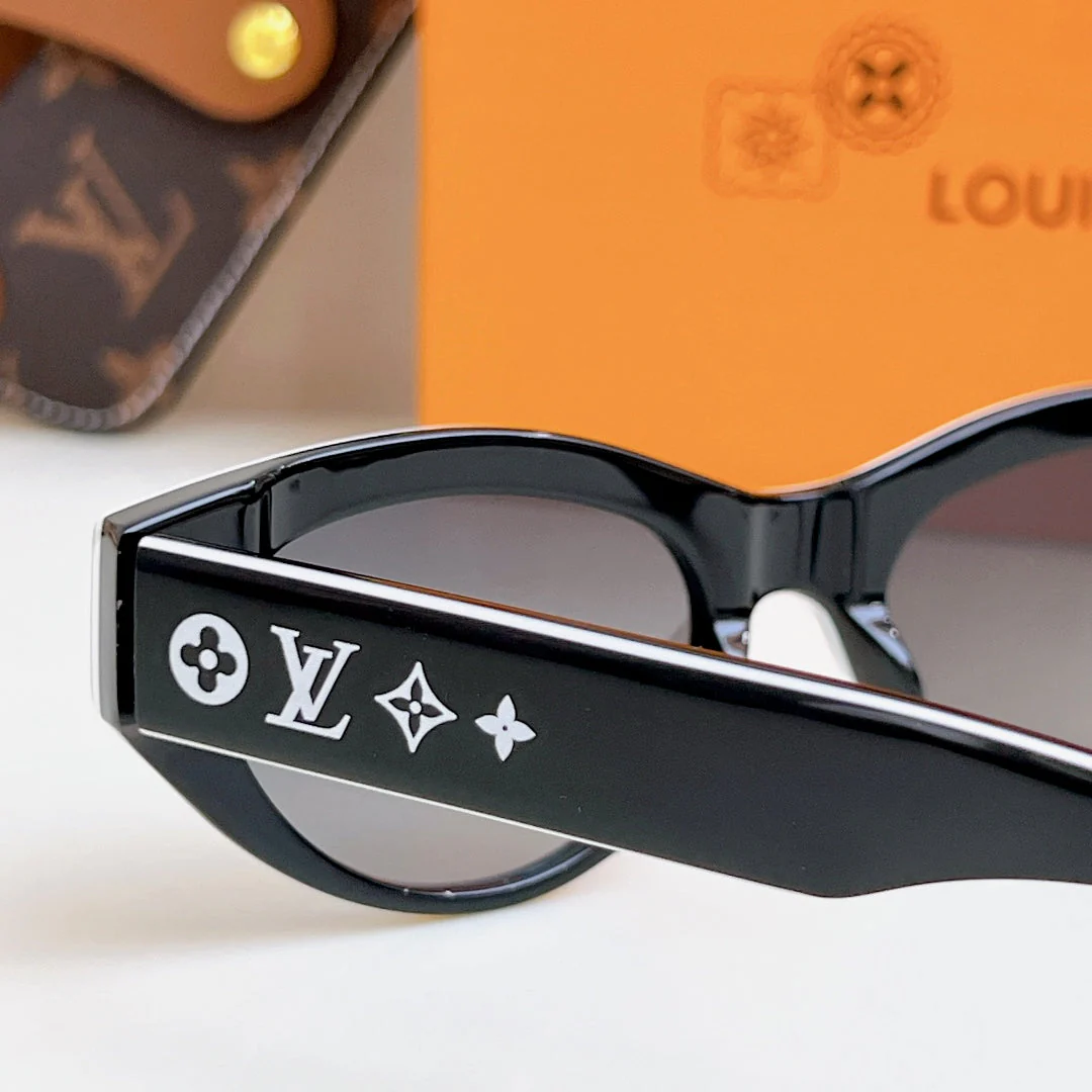 a classic shape with a striking contrast of colors, highlighting the ingenuity of the design a classic shape with a striking contrast of colors, highlighting the ingenuity of the design