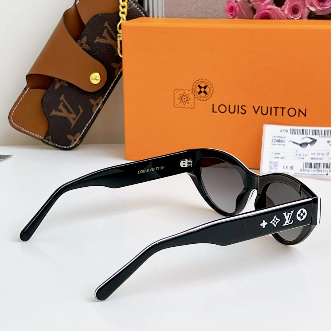 a classic shape with a striking contrast of colors, highlighting the ingenuity of the design a classic shape with a striking contrast of colors, highlighting the ingenuity of the design